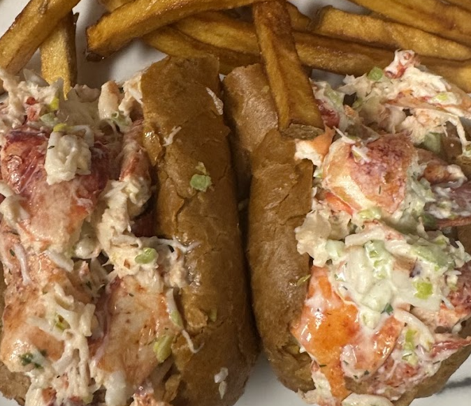 Tidewater Grill signature dishes Lobster Roll
Fettuccine Alfredo
Bacon Pimento Cheeseburger